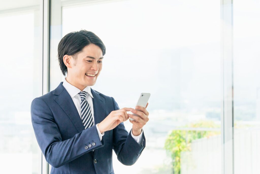 LINE公式アカウントを使っている男性