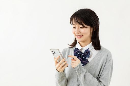 スマホを使う女子高校生