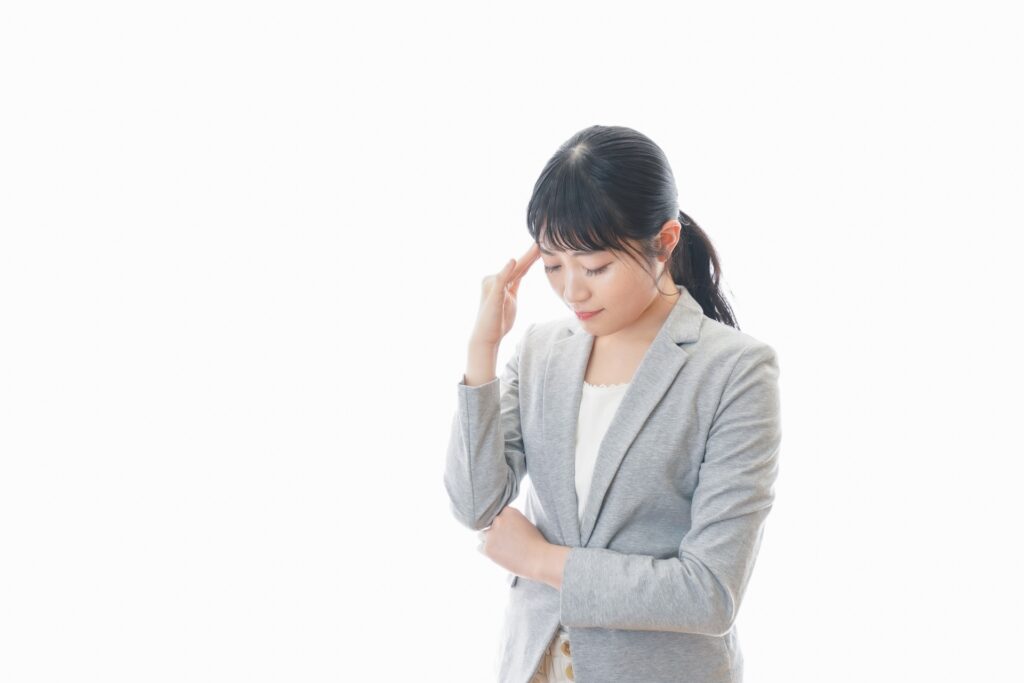 LINE公式アカウントでの友だち追加URL(リンク)の発行する方法を悩んでる女性