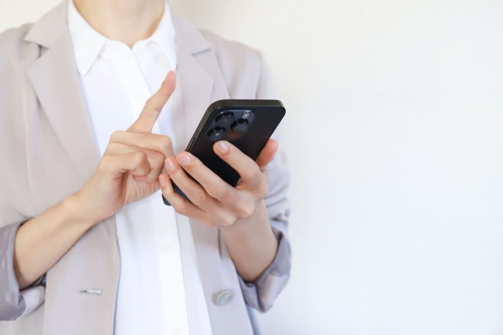 LINE公式アカウントを検索結果に表示させる方法を試してる女性