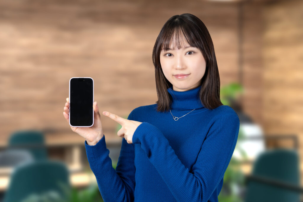 個人アカウントで友だち追加URL(リンク)の発行する方法を説明する20代の女性