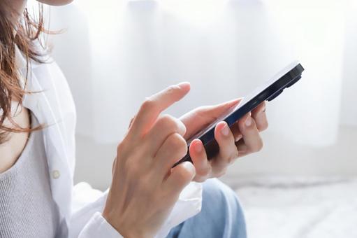 スマホを使う女性