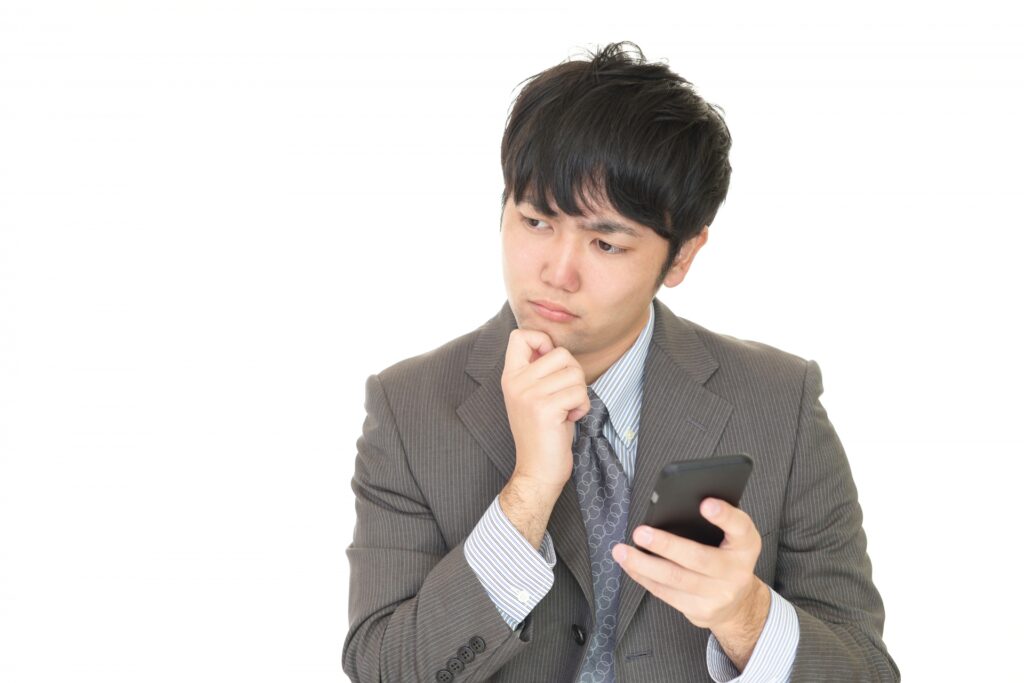 悩んでいる男性