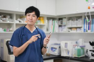 クリニックでLINEを活用する方法!LINE活用のメリットや活用する流れも解説!