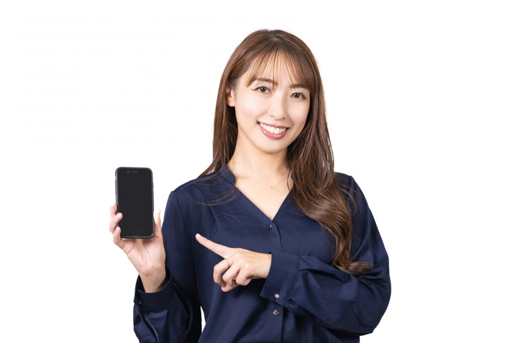 マーケティングに活用できるLINEの機能を説明する女性