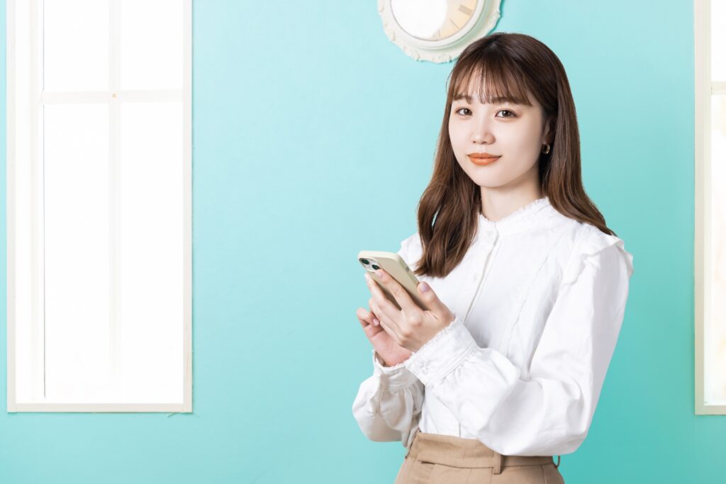 スマホを持った20代女性