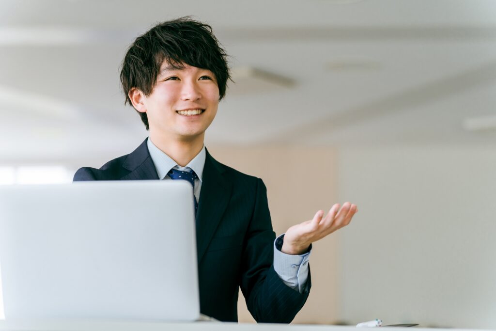 LINEミニアプリについて解説する男性