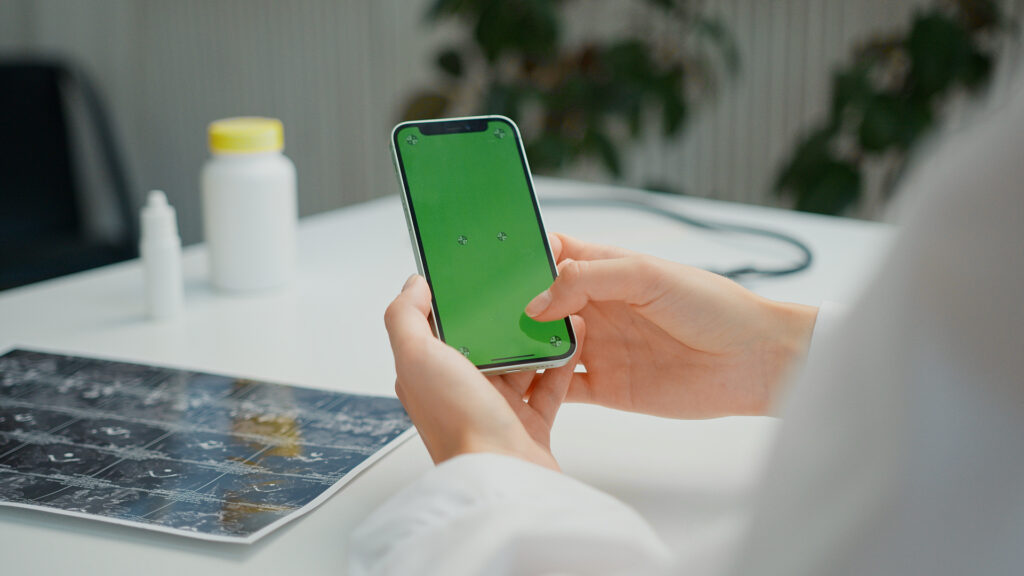LINE広とはスマホを持ってる手