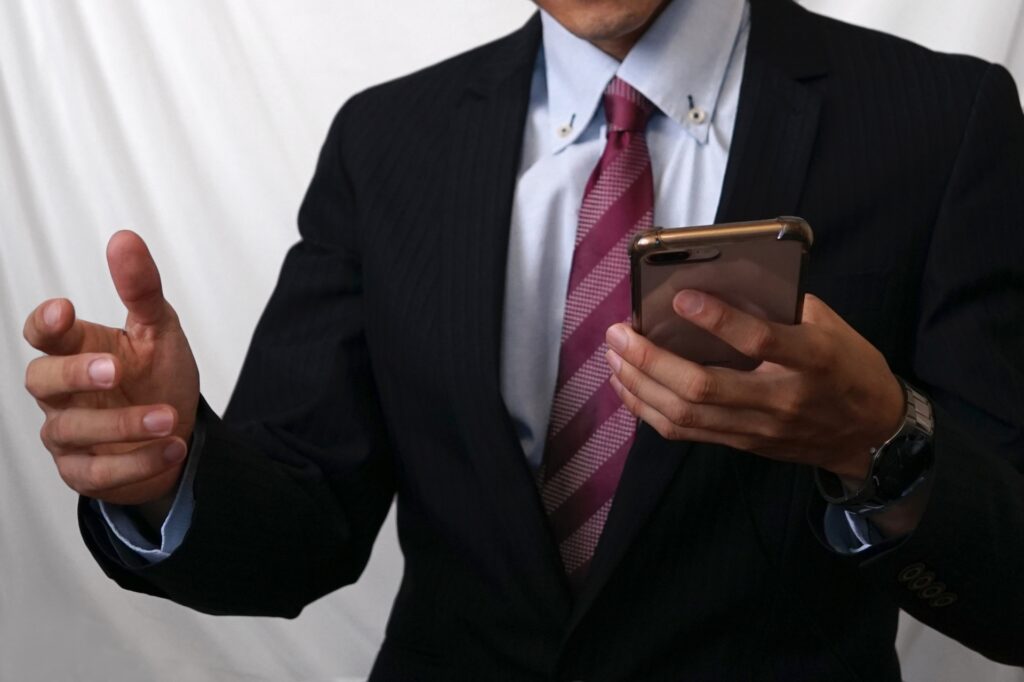 LINEミニアプリを解説する男性