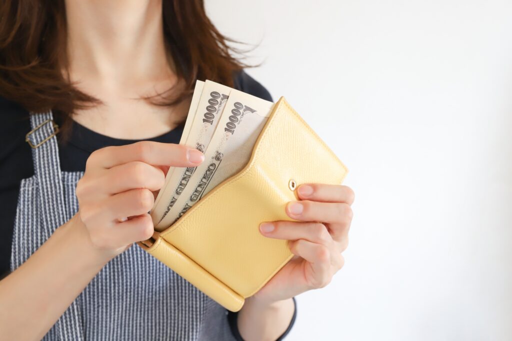 LINE広告の課金方式・一万円札を持つ女性