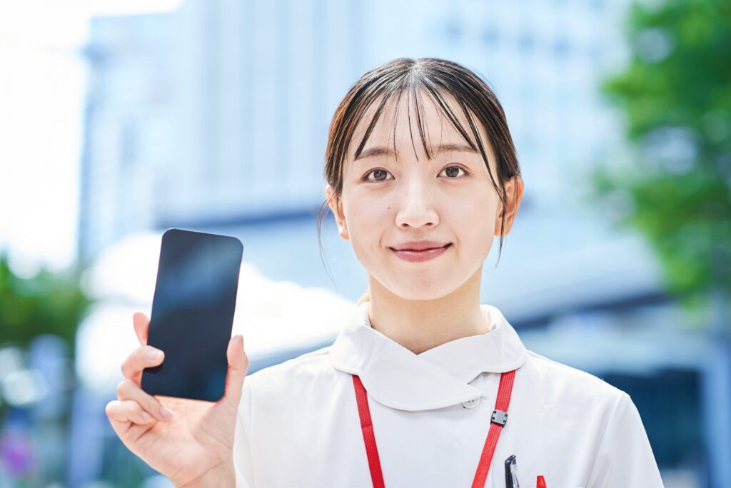 スマホを持った看護師