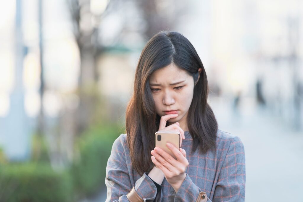 LINE公式アカウントを2つ作ることはできるのか考えてる女性