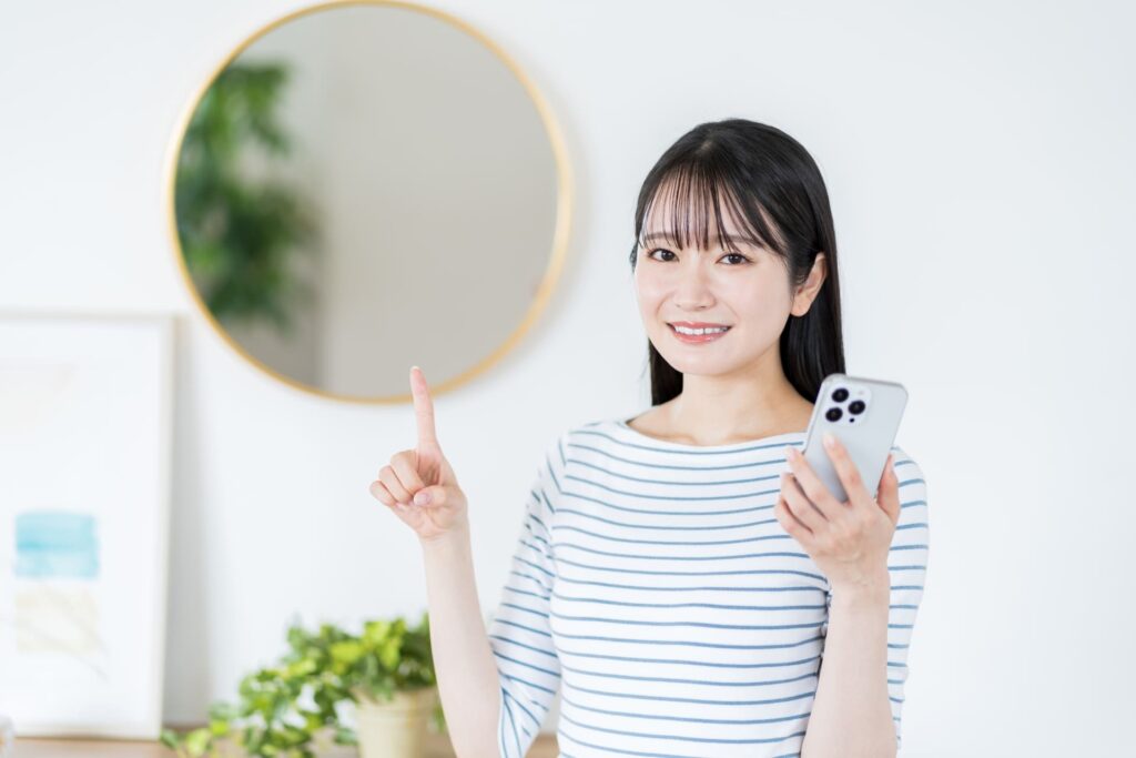 LINE公式アカウントのプラン変更方法を解説する女性