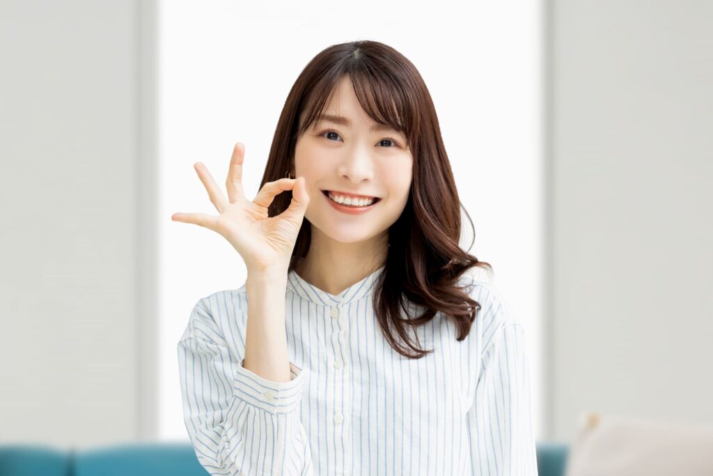 LINE公式アカウントでできることを紹介する明るい女性
