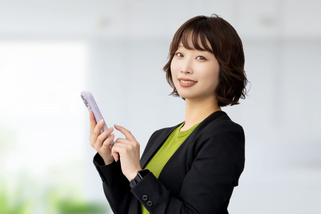 スマホ版LINE公式アカウントへのログイン方法を説明するショートカットの女性