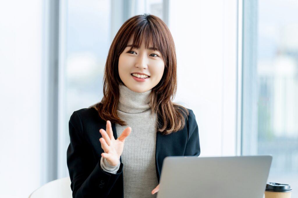 LINE広告について話す女性
